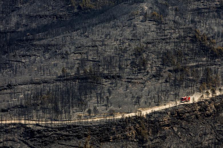 خودروی آتش‌نشانی در  آتش‌سوزی جنگل ال پونت دِ ویلومارا، شمال بارسلونا، اسپانیا