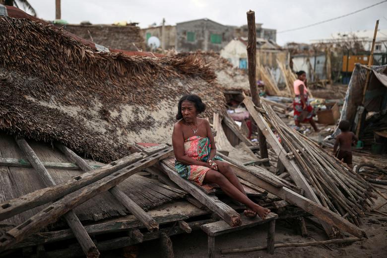 نشستن زنی میان ویرانه‌های خانه‌اش پس از گردباد باتسیاری، مانانجاری، ماداگاسکار