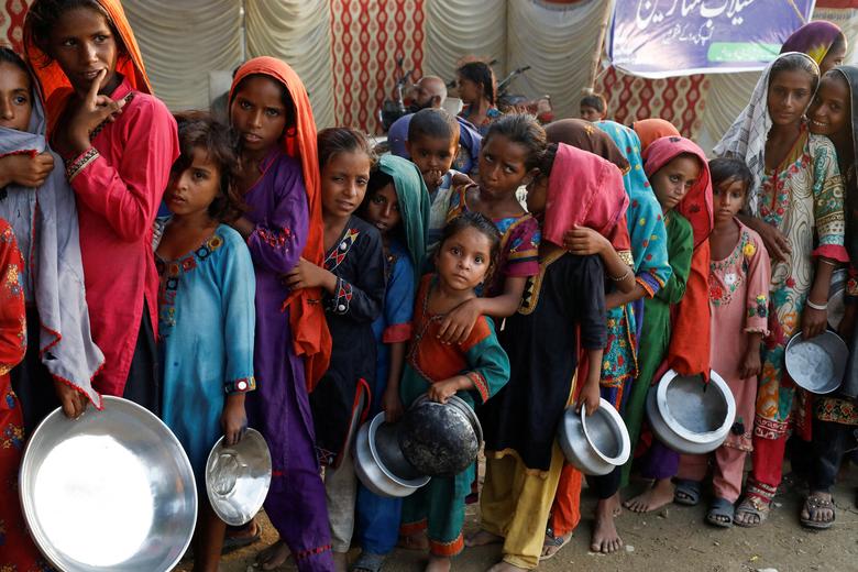 قربانیان سیل در صف دریافت غذا، سِهوان، پاکستان
