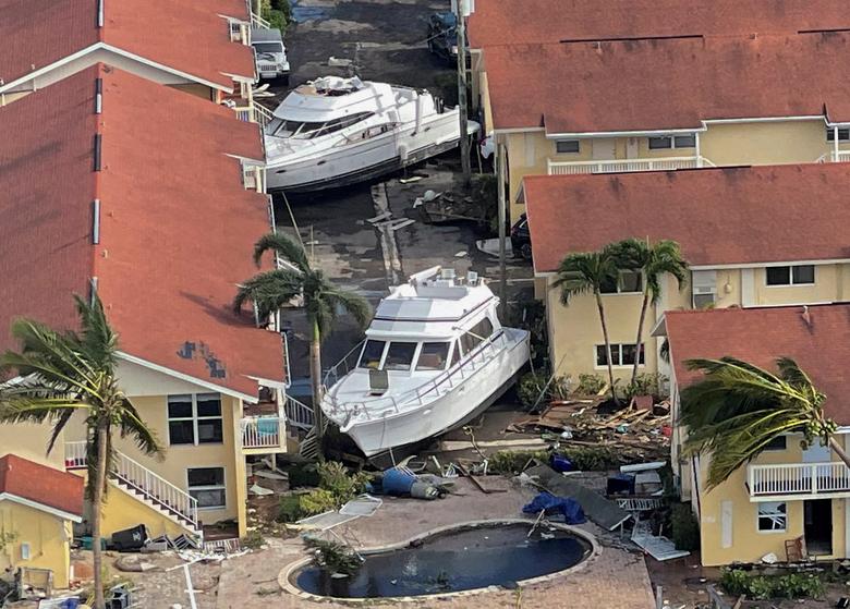 نمایی هوایی از قایق‌های به گل نشسته پس از طوفان، فورت مِیِرز، فلوریدا