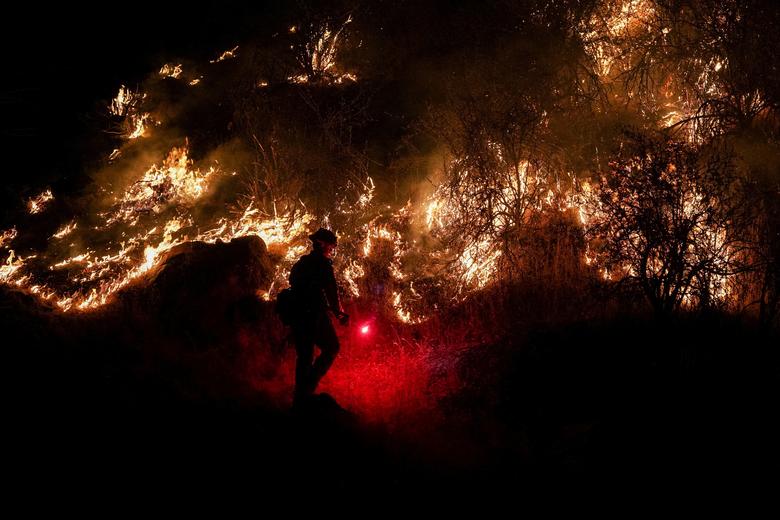 فعالیت یک آتش‌نشان در مجاورت بزرگراه 140،  ماریپوسا، کالیفرنیا