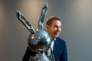 مجسمه «خرگوش» اثر جف کونز، گرانترین اثر یک هنرمند زنده در دنیا است که در حراج کریستیز نیویورک با قیمت ۹۱ میلیون دلار حراج شد
