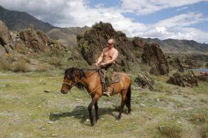 عکس ولادیمیر پوتین با بدن برهنه سوار بر اسب 2009