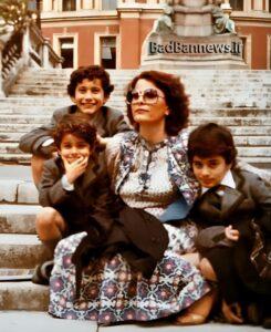 لیلا کسری همراه با سه پسرش به نام_های پاشا، علیشاه و علیداد در سفر خارجی