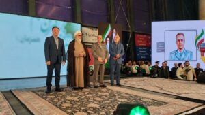 پرچم حرم مطهر امام رضا(ع) در قلب تهران به اهتزاز در آمد