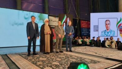 پرچم حرم مطهر امام رضا(ع) در قلب تهران به اهتزاز در آمد